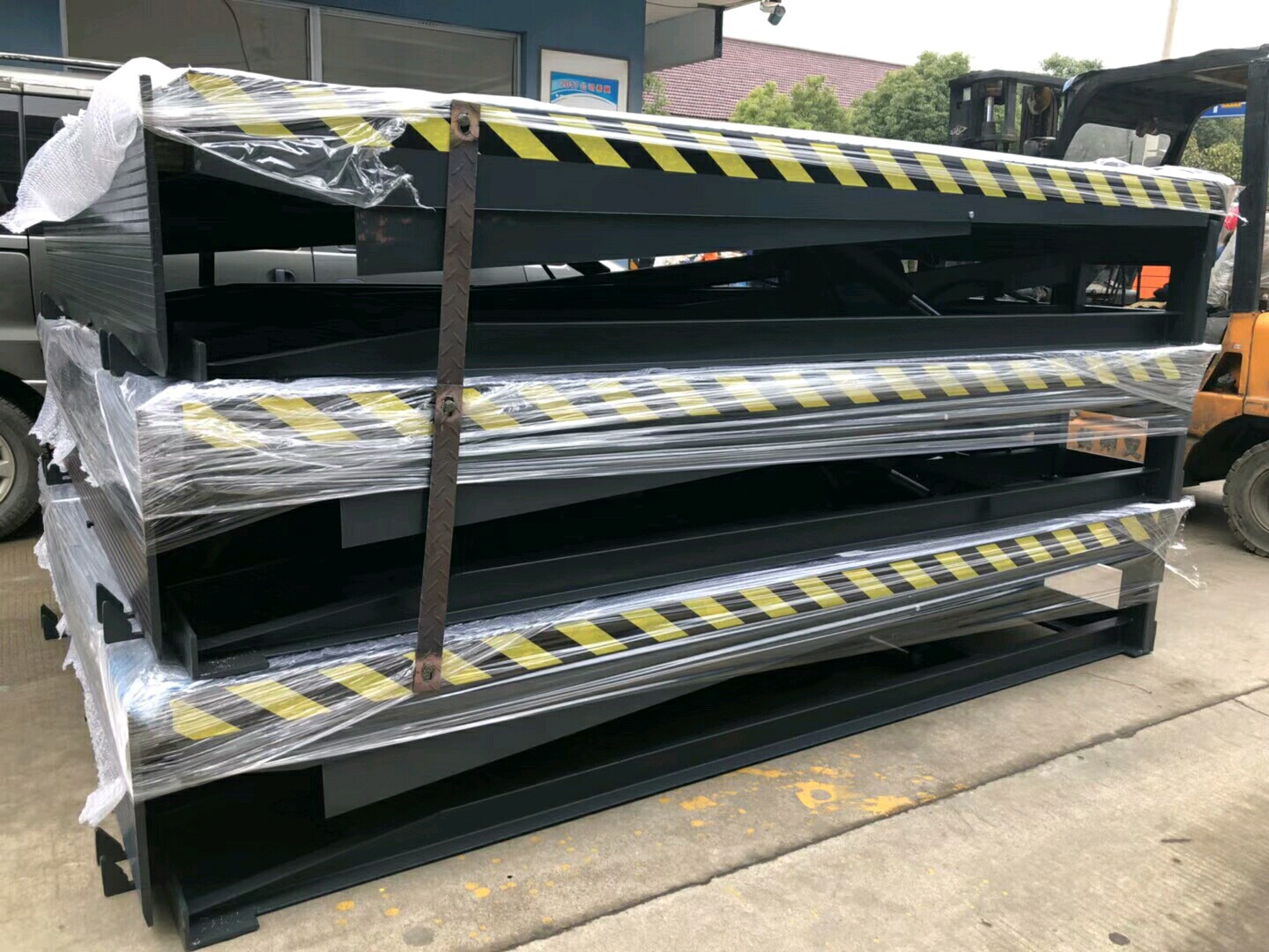 Hydraulic dock leveler shipping