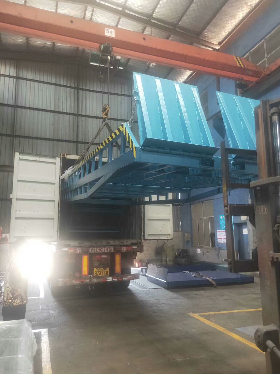 Hydaulic yard ramp loading container